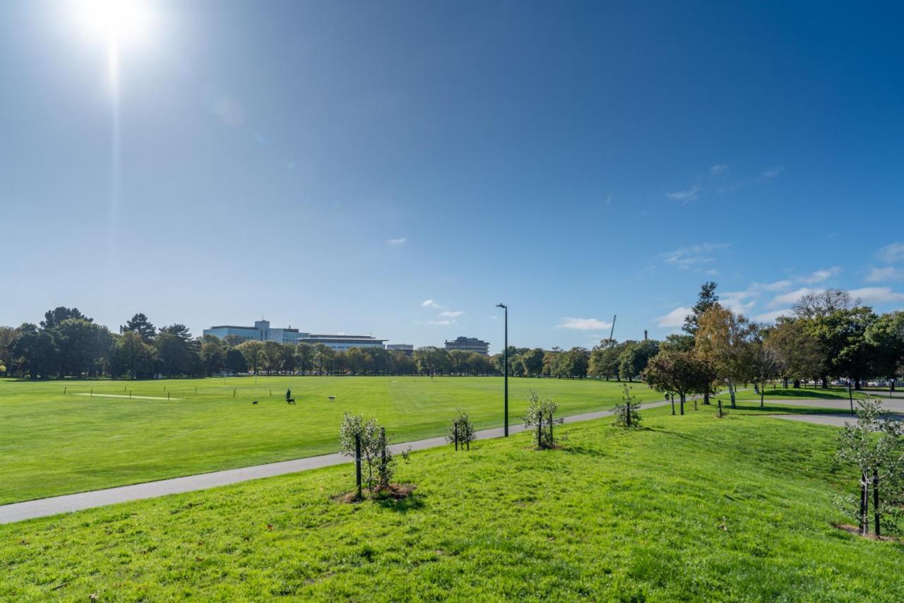 דירות כרייסטצ'רץ' King Bed On Hagley Park Corner In The Cbd מראה חיצוני תמונה