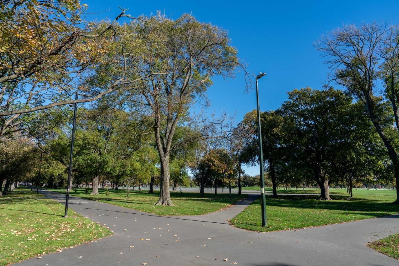 דירות כרייסטצ'רץ' King Bed On Hagley Park Corner In The Cbd מראה חיצוני תמונה